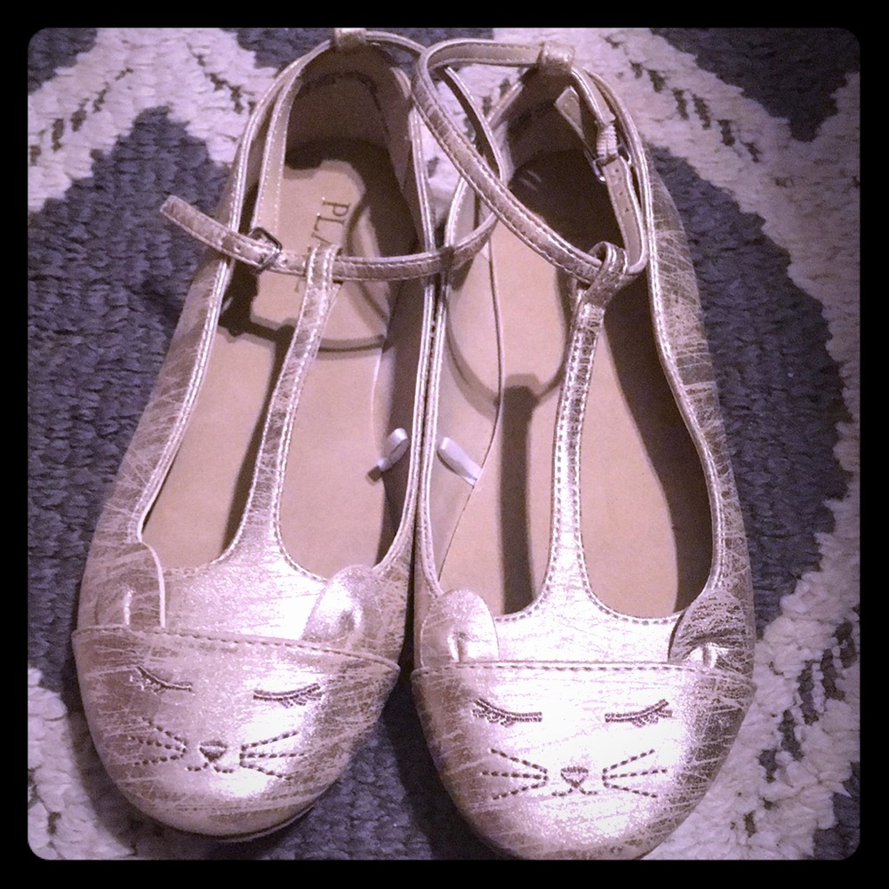 Children’s place size 1 gold cat shoe
